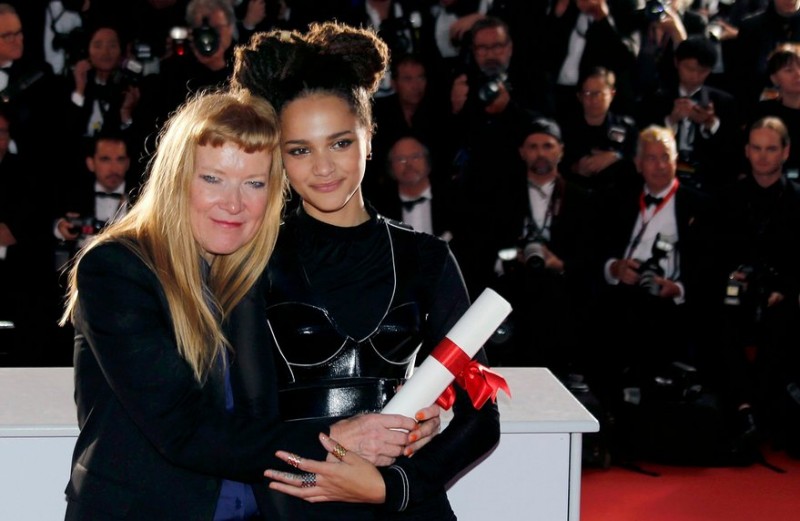 Nữ đạo diễn Andrea Arnold – chủ nhân giải thưởng giám khảo bình chọn (trái) và nữ diễn viên Sasha Lane