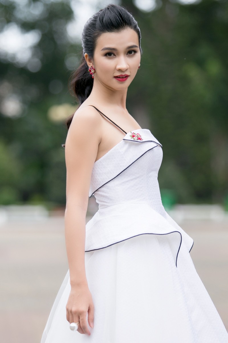 Diễn viên Kim Tuyến xuất hiện rạng rỡ và xinh đẹp trong một thiết kế nhẹ nhàng và cuốn hút. 