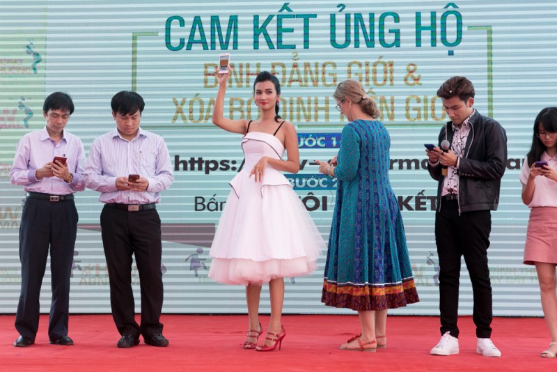 Trong Ngày hội, Kim Tuyến và các vị khách mời cùng thực hiện “Cam kết ủng hộ bình đẳng giới & Xóa bỏ định kiến giới”. Đồng thời, nữ diễn viên cũng kêu gọi mọi người cùng chung tay thực hiện hành động ý nghĩa này.