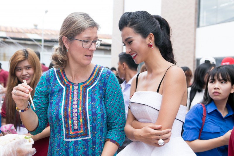 Nữ diễn viên rạng rỡ bên bà Louise Chamberlain - Giám đốc Quốc gia UNDP Việt Nam.