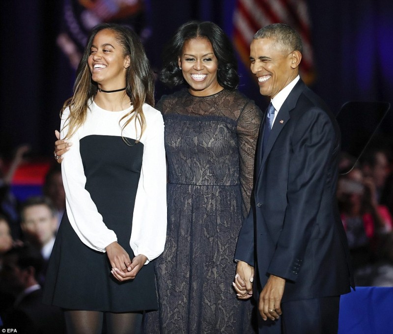 Tổng thống Barack Obama cùng phu nhân Michelle và con gái Melia cảm ơn các khán giả sau bài phát biểu chia tay tại McCormick Place ở Chicago, Illinois, Mỹ.