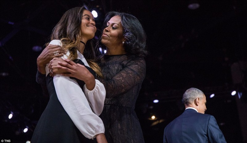 Bà Michelle cùng cô con gái lớn Melia đã tham dự buổi lễ chia tay của Obama. 