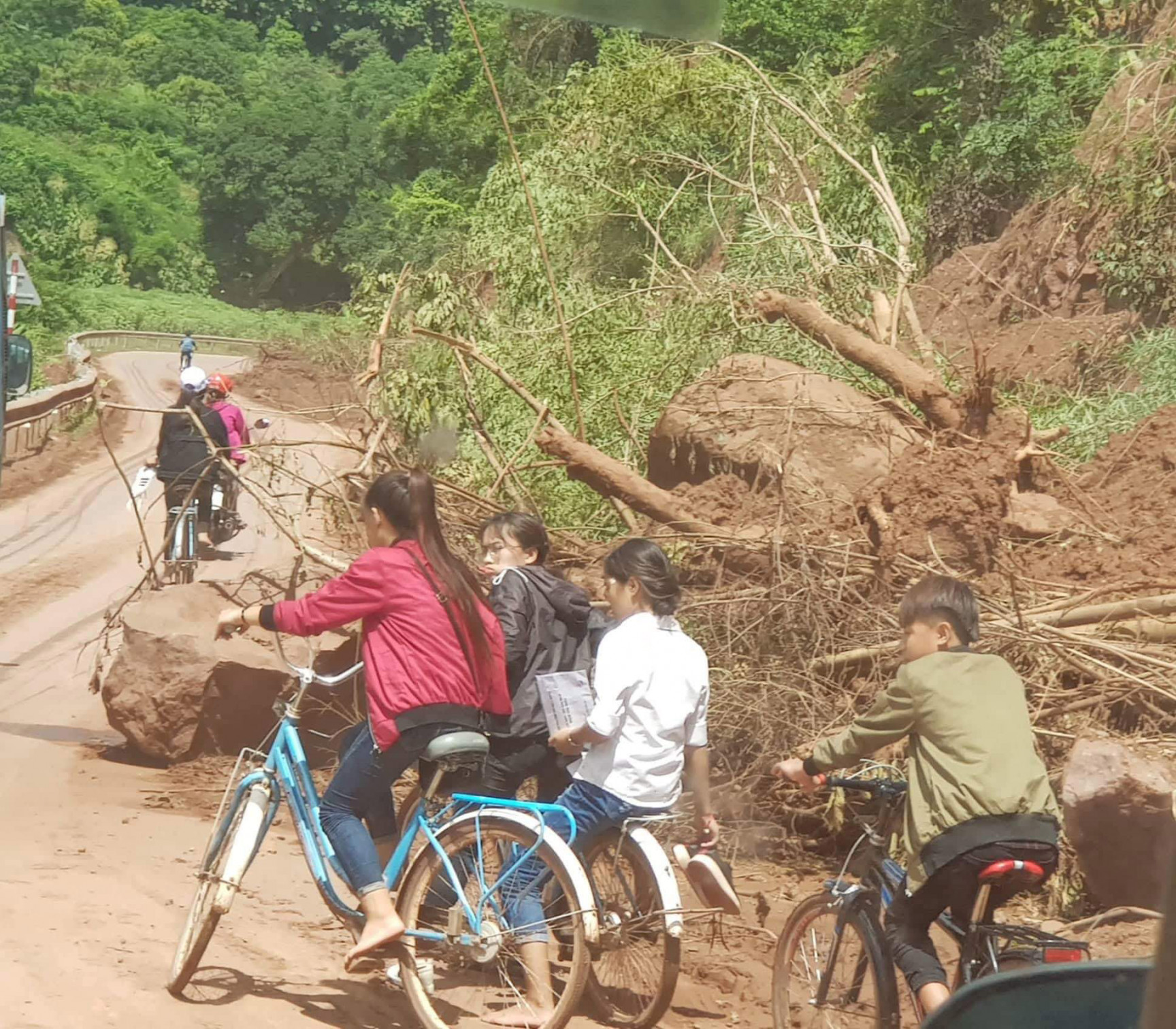 Những tảng đá và cây đổ ra đường gây khó khăn cho các phương tiện giao thông. 