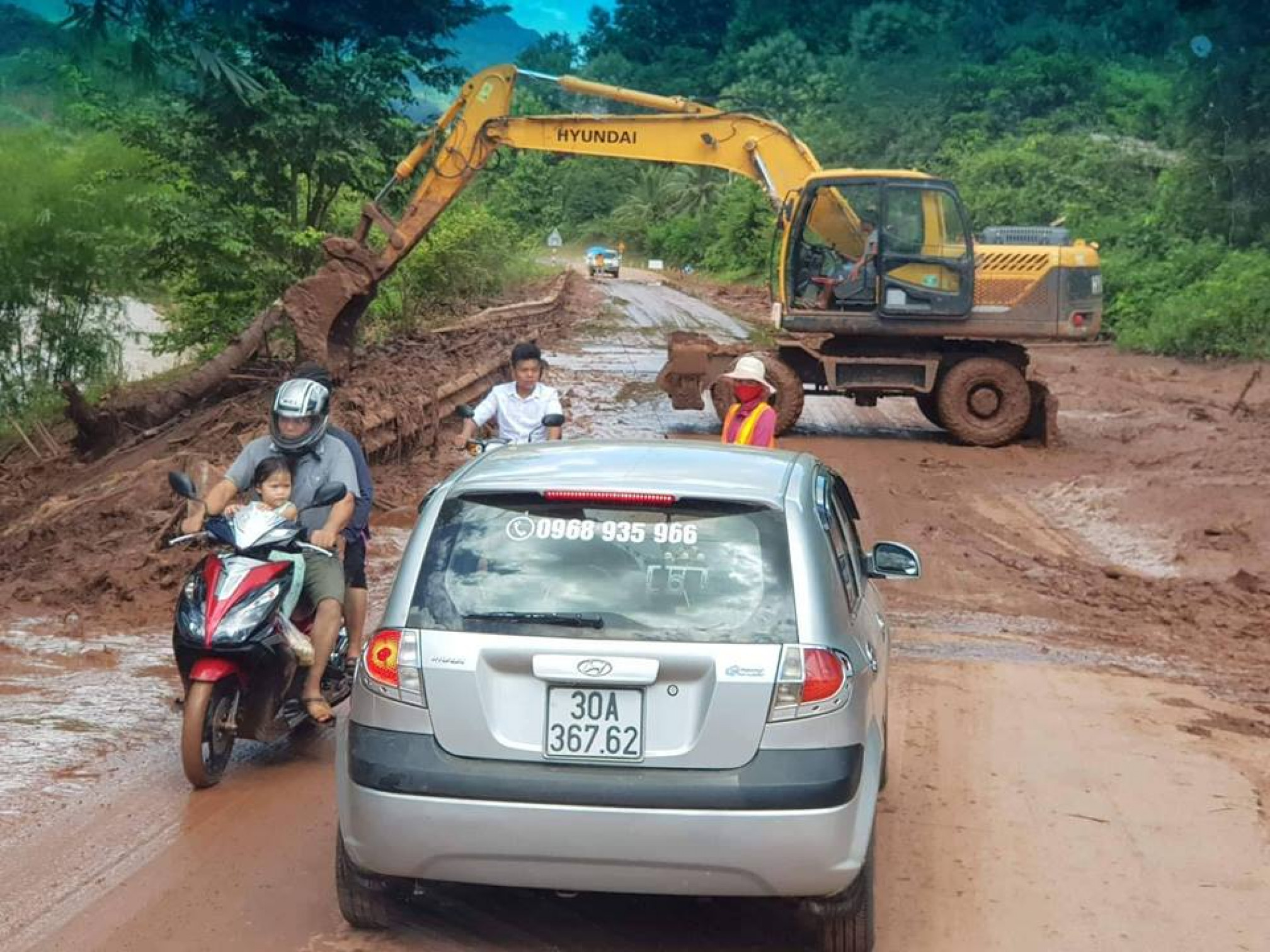 Các phương tiện phải dừng lại đợi xe ủi thông đường.