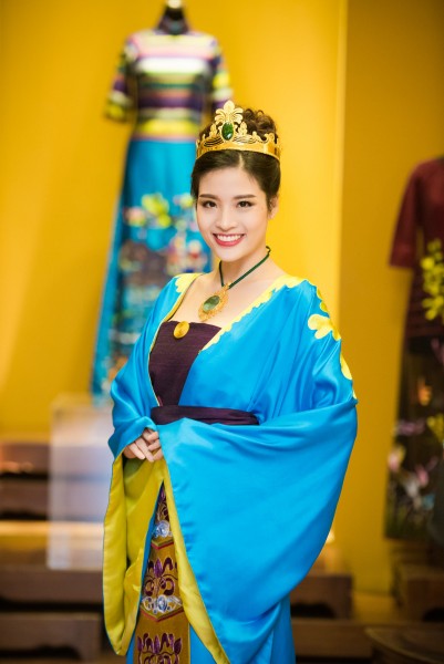 Hoa hậu Đông Nam Á Phan Hoàng Thu quý phái trong chiếc áo dài mô phỏng y phục của Nguyên phi Ỷ Lan - Bà chúa Tằm tang.