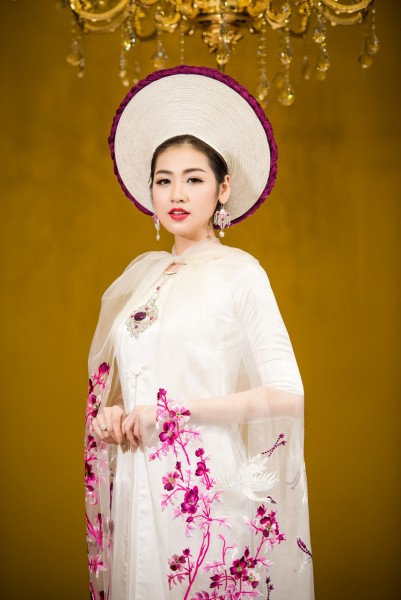 Tham gia trình diễn áo dài của Lan Hương còn có Á hậu Việt Nam 2012 Tú Anh.