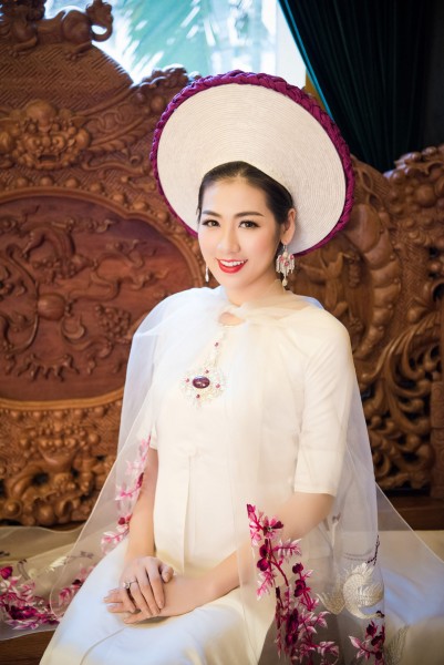 Đây là lần đầu tiên Tú Anh trình diễn áo dài của NTK Lan Hương. Chiếc áo dài tôn thêm vẻ đẹp duyên dáng, đậm chất Á Đông của người đẹp sinh năm 1993.