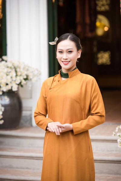 Á hậu Biển Vân Quỳnh nền nã, duyên dáng với thiết kế áo dài thuần Việt.