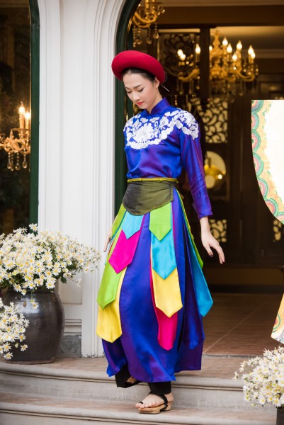 Top 5 Hoa hậu Việt Nam 2016 Thủy Tiên trong chiếc áo dài mô phỏng trang phục tiên đồng ngọc nữ ở chùa Dâu, Bắc Ninh.