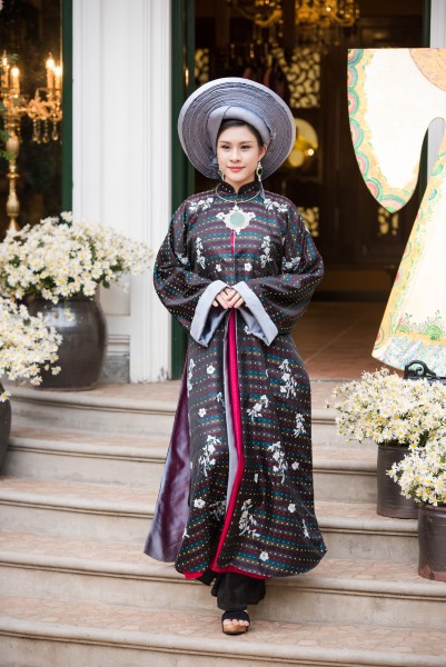 Nữ hoàng Trang sức Lô Hương Trâm với thiết kế mô phỏng áo dài của Nam Phương Hoàng hậu.