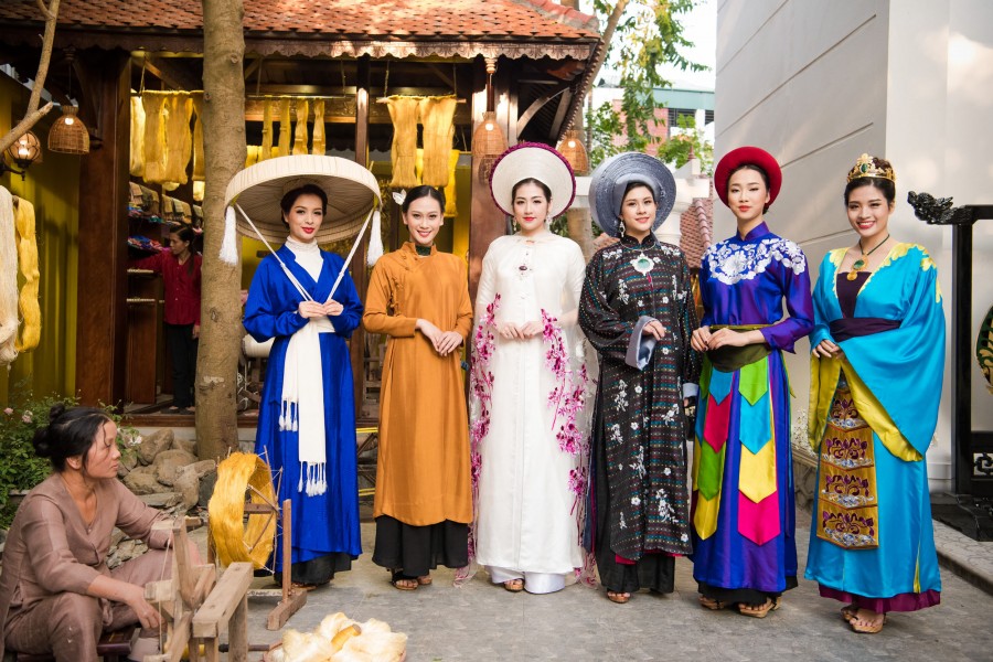 Đặc biệt, buổi ra mắt “Không gian áo dài Việt” sẽ có sự tham dự của Đoàn Malaysia do Công chúa Hoàng gia Malaysia bang Tereggunu dẫn đầu, gồm 25 thành viên. Công chúa mong muốn được học cách thêu truyền thống của Việt Nam từ NTK Lan Hương cũng như các nghệ nhân của “Không gian áo dài Việt”.