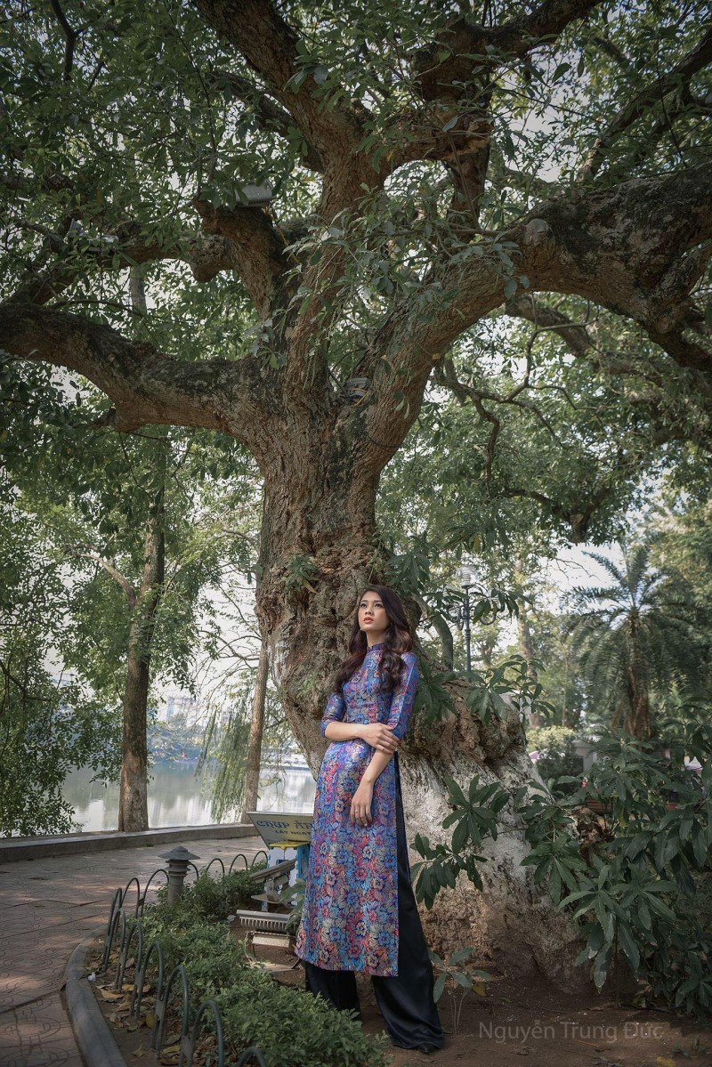 Khi đứng bên cây cổ thụ cổ kính, bộ áo dài tôn lên vẻ đẹp truyền thống của Mỹ Duyên