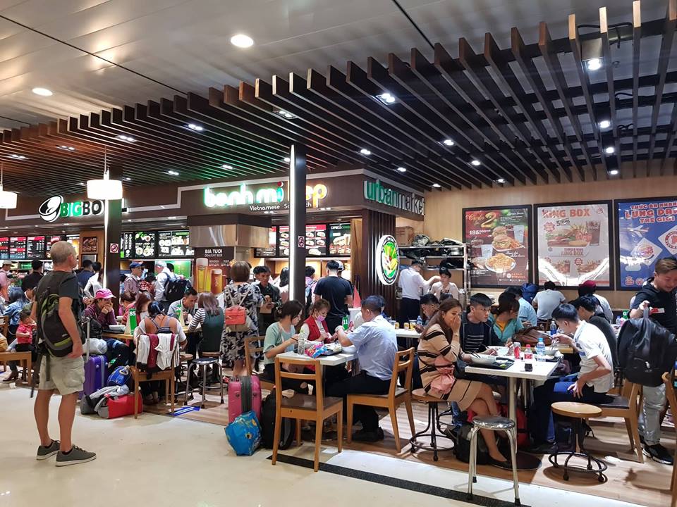 Dù khu vực bán đồ ăn tại sân bay khá mắc, nhưng vẫn là lựa chọn của nhiều hành khách, để có chỗ ngồi và nạp năng lượng vì phải chờ đợi nhiều giờ liền. 