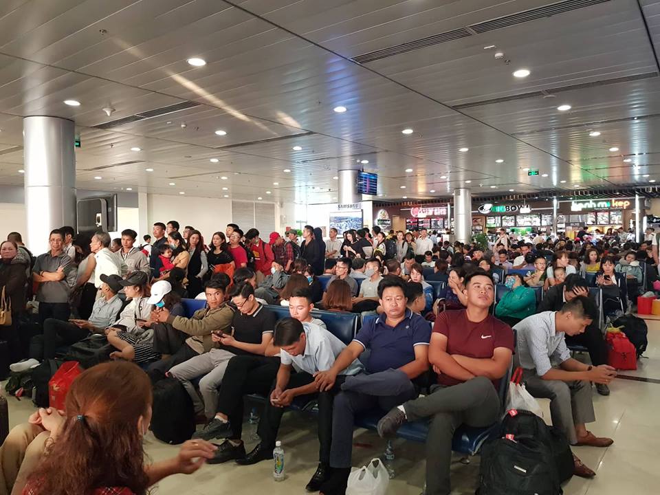 Có những chuyến bay bị delay tới 7h, khiến nhiều người mệt mỏi, Anh Thanh Sơn, một hành khách đáp chuyến bay về Hà Nội cho biết, anh đã có mặt tại sân bay tới 11h mà vẫn chưa được lên máy bay. 