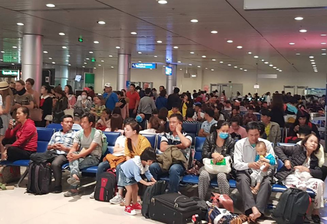 Chính vì vậy, sảnh chờ nội địa của sân bay Tân Sơn Nhất trở nên ồn ào, quá tải, không khác nào một cái 