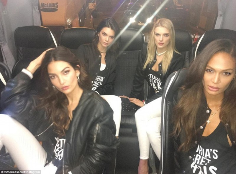 'Chân dài' Kendall Jenner chia sẻ bức hình cô và các đồng nghiệp Lily Donaldson, Lily Aldridge, Joan Smalls 'tự sướng' trên đường từ sân bay về khách sạn.