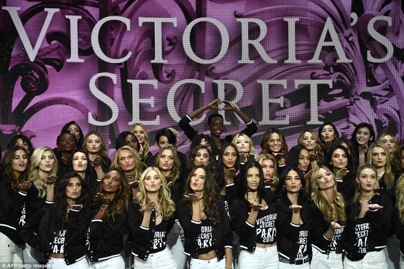 Dàn mẫu Victoria’s Secret tập trung tại sân khấu Grand Palais, Paris, vào thứ 2, ngày 28/11.

