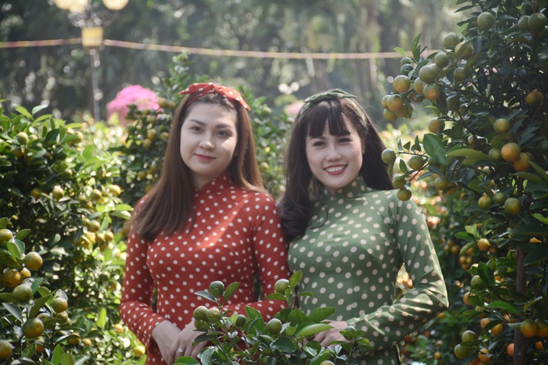 Nhiều thiếu nữ cũng chọn chợ hoa tết Gia Định để lưu lại những khoảnh khắc trong dịp Tết Nguyên đán Mậu Tuất 2018.
