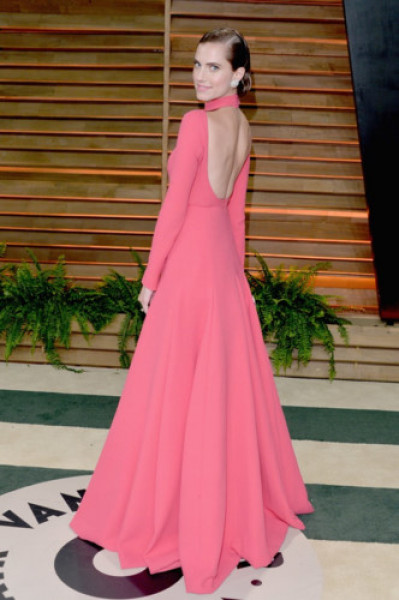 Allison Williams dự Oscar Party 2014 do Graydon Carter tổ chức vào ngày 2/3/2014 trong bộ đầm hồng đẹp miễn chê.