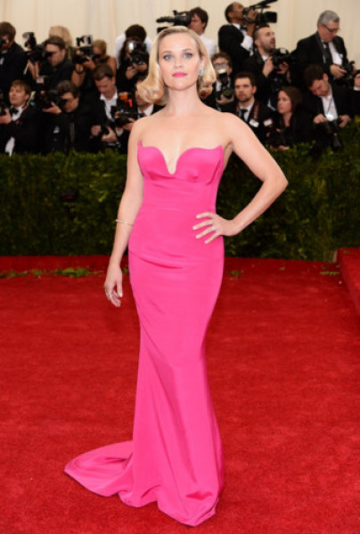 Reese Witherspoon hoàn hảo với đầm hồng khoe vai trần quyến rũ.