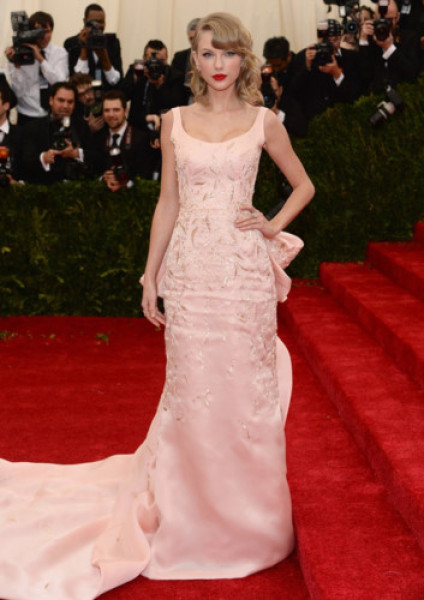 Taylor Swift lộng lẫy như công chúa trên thảm đỏ với đầm hồng thanh lịch.