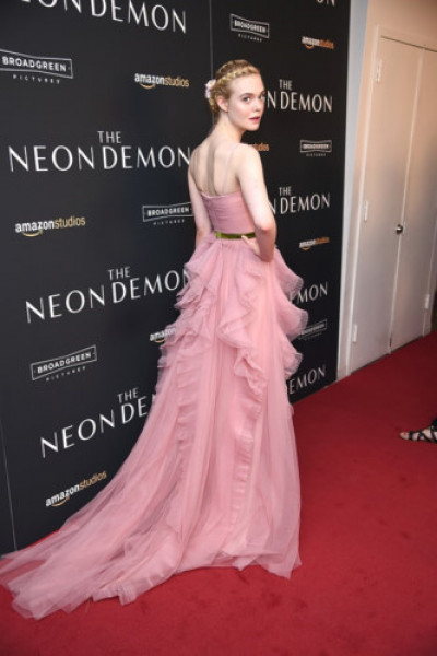 Elle Fanning thả dáng với đầm hồng trên thảm đỏ buổi công chiếu phim 
