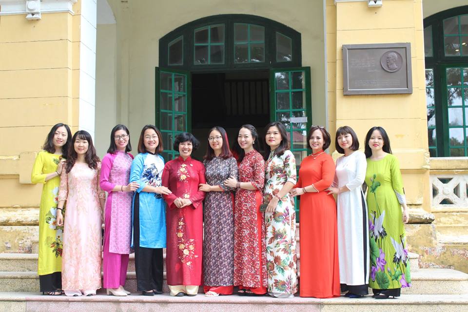 Cô giáo chủ nhiệm Trần Minh Hiển và các học sinh lớp C2 (khóa 1996 - 1999)