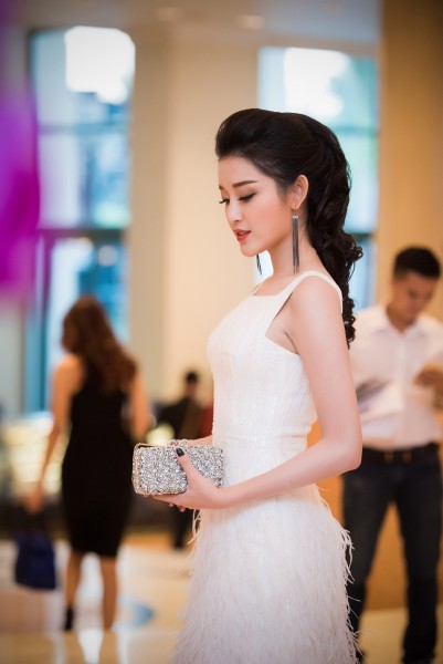 Á hậu Việt Nam 2014 Huyền My xuất hiện nổi bật khi mặc chiếc váy màu trắng tinh khiết