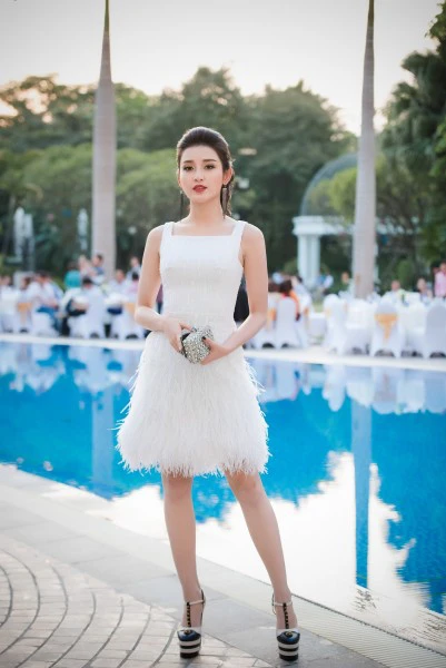 Chiếc đầm trắng tôn thêm vẻ đẹp nữ tính, mềm mại không kém phần trẻ trung, cá tính của Huyền My