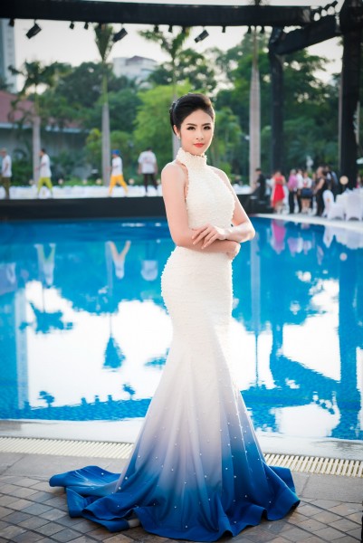 Khác với vẻ năng động của Huyền My, Hoa hậu Việt Nam năm 2010 Ngọc Hân diện chiếc đầm trắng dài viền xanh ở phần đuôi, lộng lẫy và quý phái