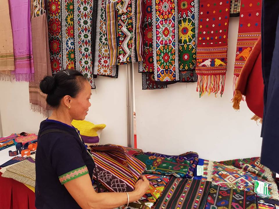 Sản phẩm dệt thổ cẩm truyền thống của Hợp tác xã sản xuất và dịch vụ Hoa Ban Xanh, xã Tà Cạ, huyện Kỳ Sơn, tỉnh Nghệ An. 