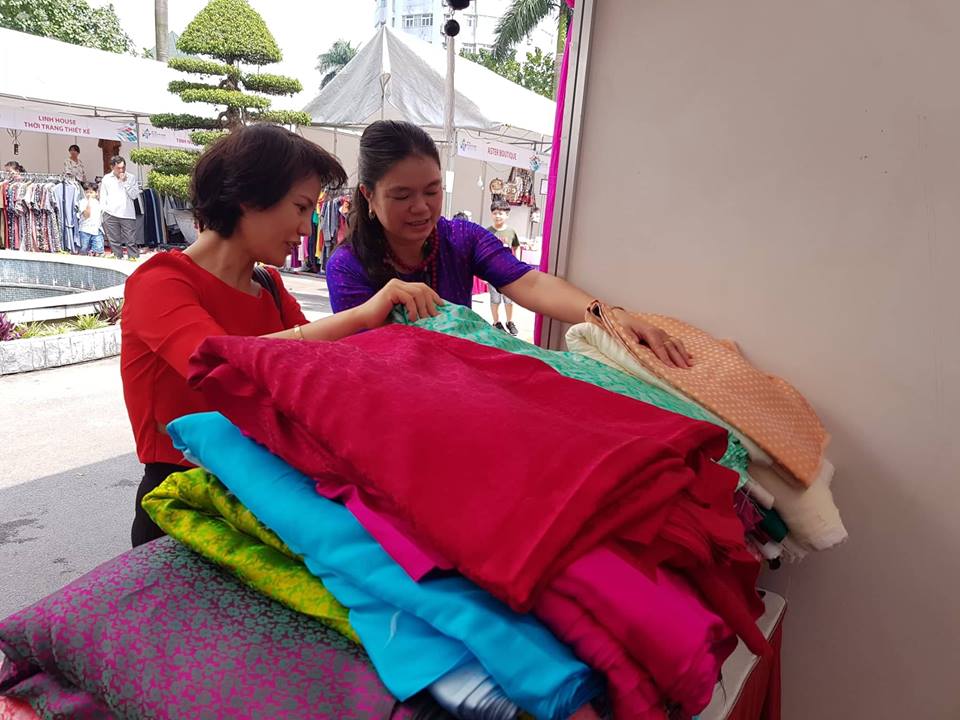 Sản phẩm Lụa tơ tằm và các sản phẩm từ lụa thuộc vùng Nha Xá, Hà Nam thu hút sự quan tâm của khách hàng 