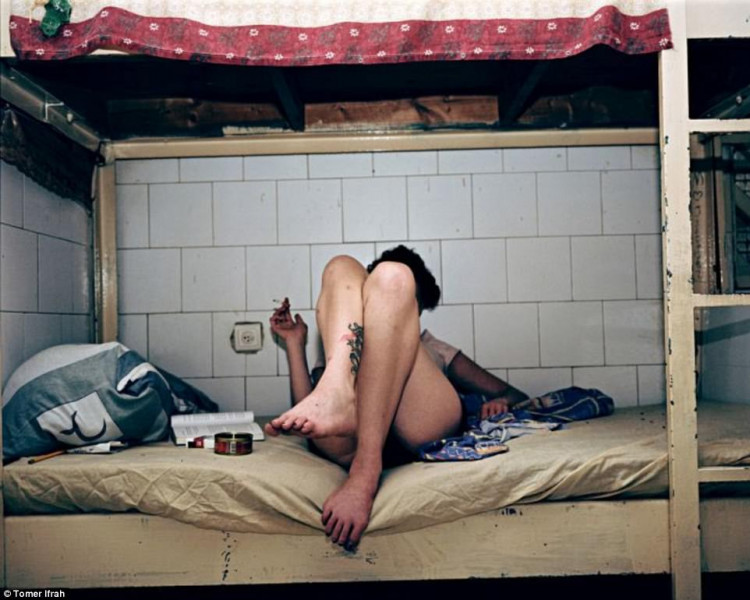 So với lời kể của Odeh, từ năm 1979 thì theo quan sát của nhiếp ảnh gia Ifrah, hiện nay, nhà tù vẫn rất đông. Các nữ tù bị nhồi nhét vào các phòng giam chật hẹp với vài chiếc giường tầng cũ kỹ.