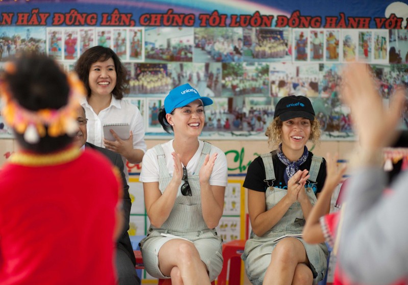 Đại sứ Thiện chí UNICEF Katy Perry thăm Trường chuyên biệt cho trẻ khuyết tật Quảng Sơn, tỉnh Ninh Thuận. Trường Quảng Sơn chăm sóc trẻ khuyết tật và trẻ em dân tộc thiểu số ngày 25/5/2016. Ảnh: UNICEF