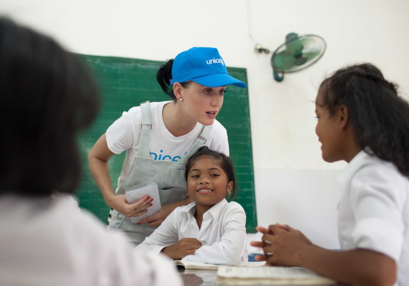 Katy Perry trò chuyện cùng trẻ khuyết tật Quảng Sơn, tỉnh Ninh Thuận. Ảnh: UNICEF