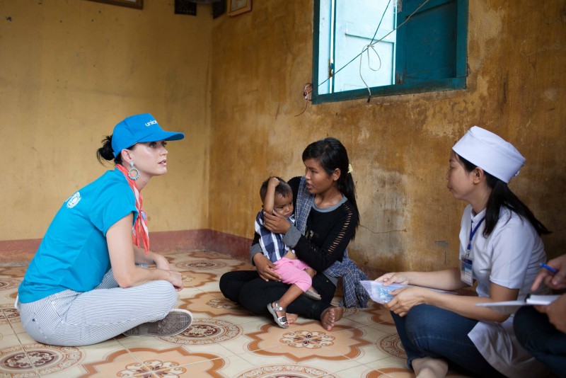 Ngày 26/5, Katy Perry cùng với cán bộ y tế xã đến thăm gia đình em Cường tại xã Phước Thắng, Ninh Thuận. Cường đã 2 tuổi rưỡi nhưng chỉ nặng 7,5 kg. Mẹ của em, chị Nghịch, 22 tuổi, nói rằng sức khỏe của Cường đã khá hơn rất nhiều từ khi bắt đầu điều trị suy dinh dưỡng ở trạm y tế. Cường đã điều trị được 2 tháng bằng thực phẩm dinh dưỡng HEBI do UNICEF hỗ trợ. Ảnh: UNICEF