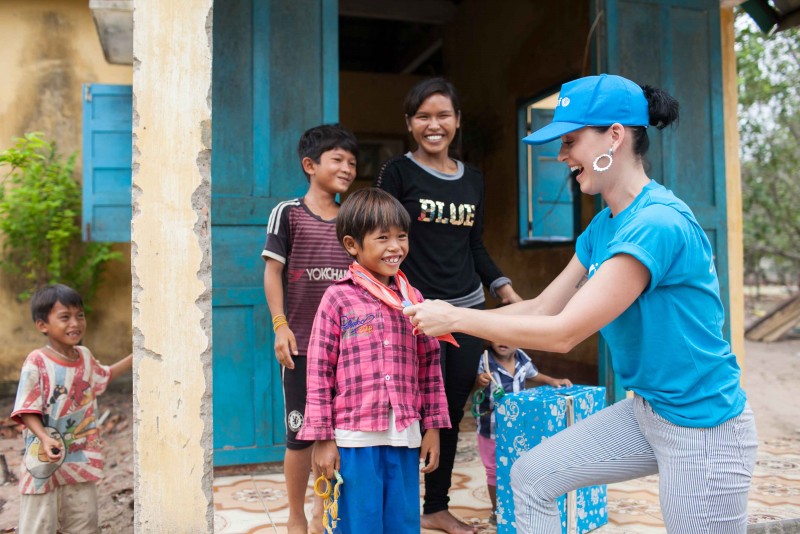 Katy Perry tặng em Ka Đa Khang chiếc khăn minh đang quàng khi cô đến thăm xã trạm y tế xã Phước Thắng, tỉnh Ninh Thuận. Tại đây có đã thăm chương trình chăm sóc sức khỏe bà mẹ và trẻ em do UNICEF hỗ trợ ngày 26/5/2016. Ảnh: UNICEF