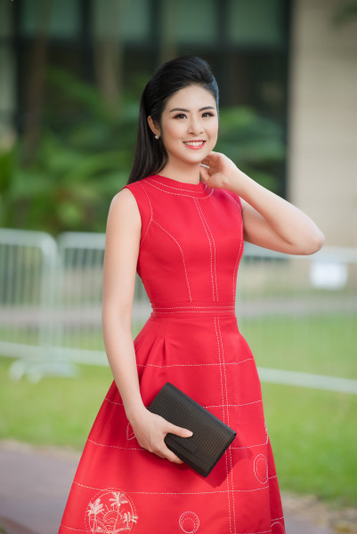 Hoa hậu Ngọc Hân chọn thiết kế tone đỏ rực của Xuân Lê để tới xem show. Cô mới trải qua chuối ngày bận rộn khi tham gia một số hoạt động trong khuôn khổ của Hội nghị cấp cao APEC 2017 tại Đà Nẵng.