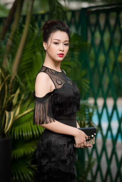 Diễn viên, Hoa khôi Trương Tùng Lan sexy với bộ váy đen tua rua và xuyên thấu. 