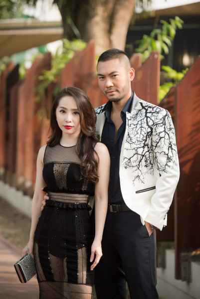 Diễn viên Quỳnh Nga cũng diện váy cùng phong cách với Trương Tùng Lan. Cô còn sóng đôi bên ông xã Doãn Tuấn đến xem thời trang. 