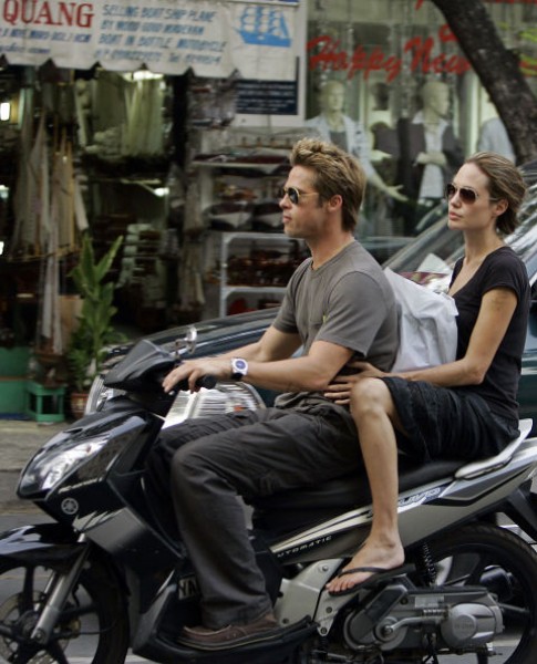 Tháng 11/2006, cặp đôi bị bắt gặp dạo chơi trên đường phố Việt Nam bằng xe máy với trang phục vô cùng thoải mái, gần gũi và thân thiện.