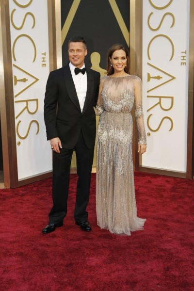 Tại Oscar 2014, cặp đôi trở thành trung tâm của mọi sự chú ý khi Angelina Jolie diện một chiếc váy ánh kim hút mắt, còn Brad Pitt thì quá điển trai và phong độ trong bộ vest cơ bản.