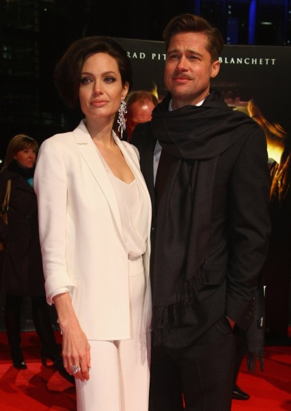 Tháng 1/2009, xuất hiện tại buổi công chiếu phim “Mảnh đời kỳ lạ của Benjamin Button”, cả Angelina Jolie và Brad Pitt đều cùng chọn suit. Lần này, mọi sự chú ý lại đổ dồn về phía Brad Pitt khi thay bằng cà vạt, tài tử quàng một chiếc khăn để tạo điểm nhấn cho trang phục.