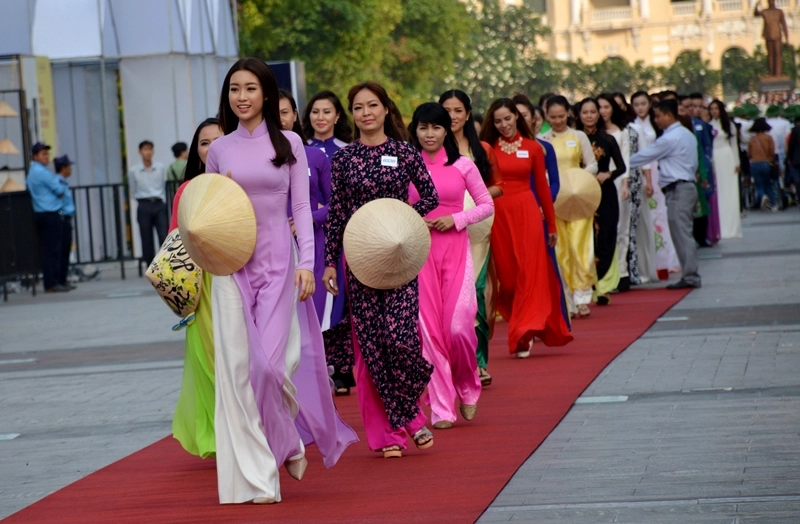 Hoa hậu Việt Nam 2016 Đỗ Mỹ Linh cùng với các chị em phụ nữ biểu diễn áo dài trên thảm đỏ phố đi bộ Nguyễn Huệ sáng ngày 5/3.