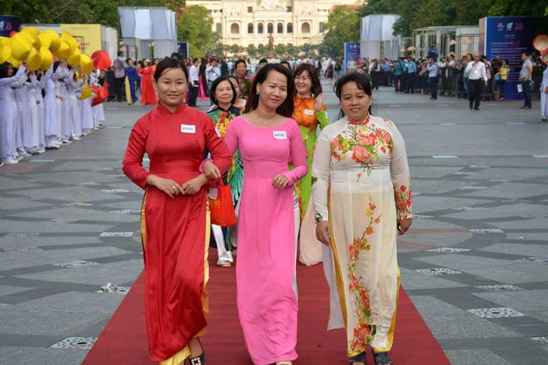 Trong buổi sáng cùng ngày, nhiều chị em phụ nữ cũng đã tham gia biểu diễn với trang phục áo dài.