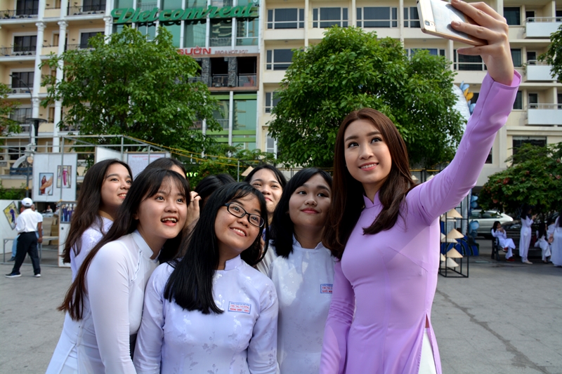 Hoa hậu Đỗ Mỹ Linh chụp hình 'wefie' cùng nữ sinh trường THPT Trưng Vương.