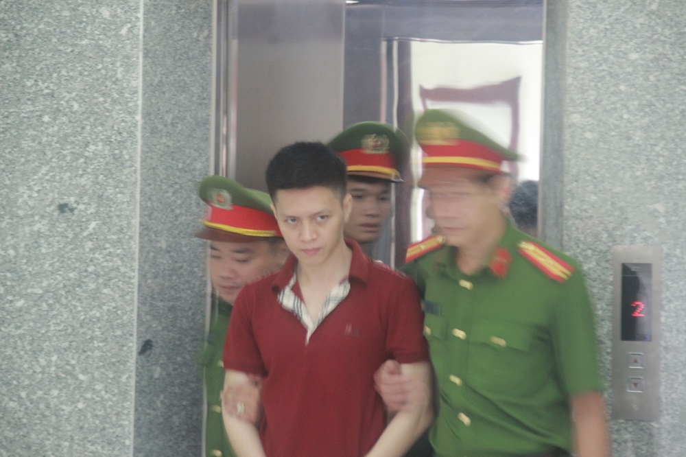 Bị cáo Trần Hoài Nam được dẫn tới phòng xử án. So với trước khi bị bắt, Nam có vẻ gầy hơn.