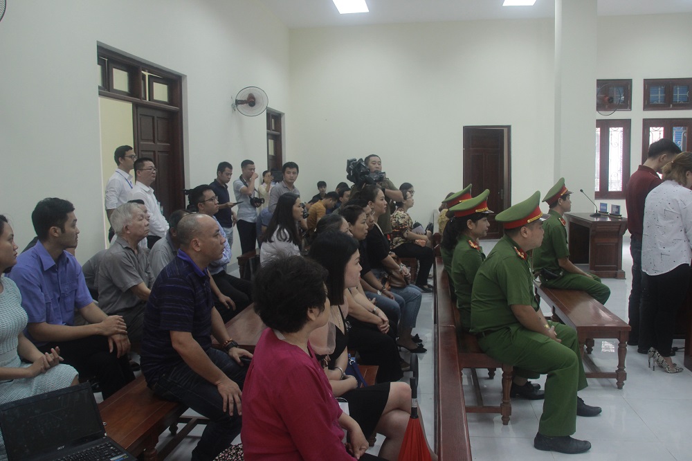 Từ sáng, đã có rất đông phóng viên báo chí và những người quan tâm có mặt tại phòng xét xử để theo dõi phiên tòa.