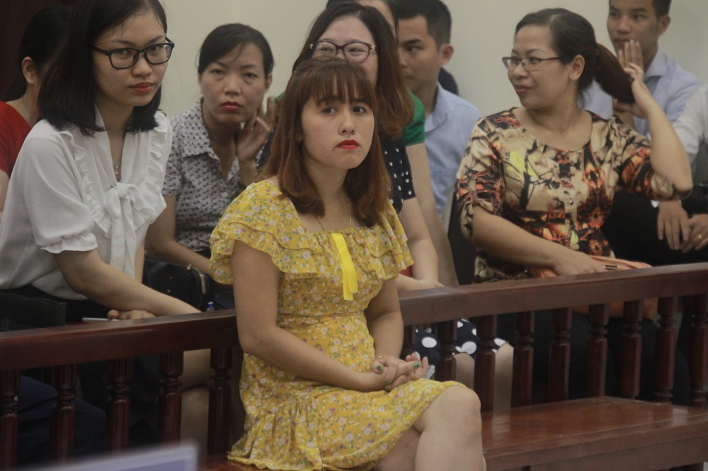 Chị Nguyễn Thúy Ngân, mẹ bé T.N.K cũng đến tòa từ khá sớm. Chị lặng lẽ ngồi ở vị trí quy định. 