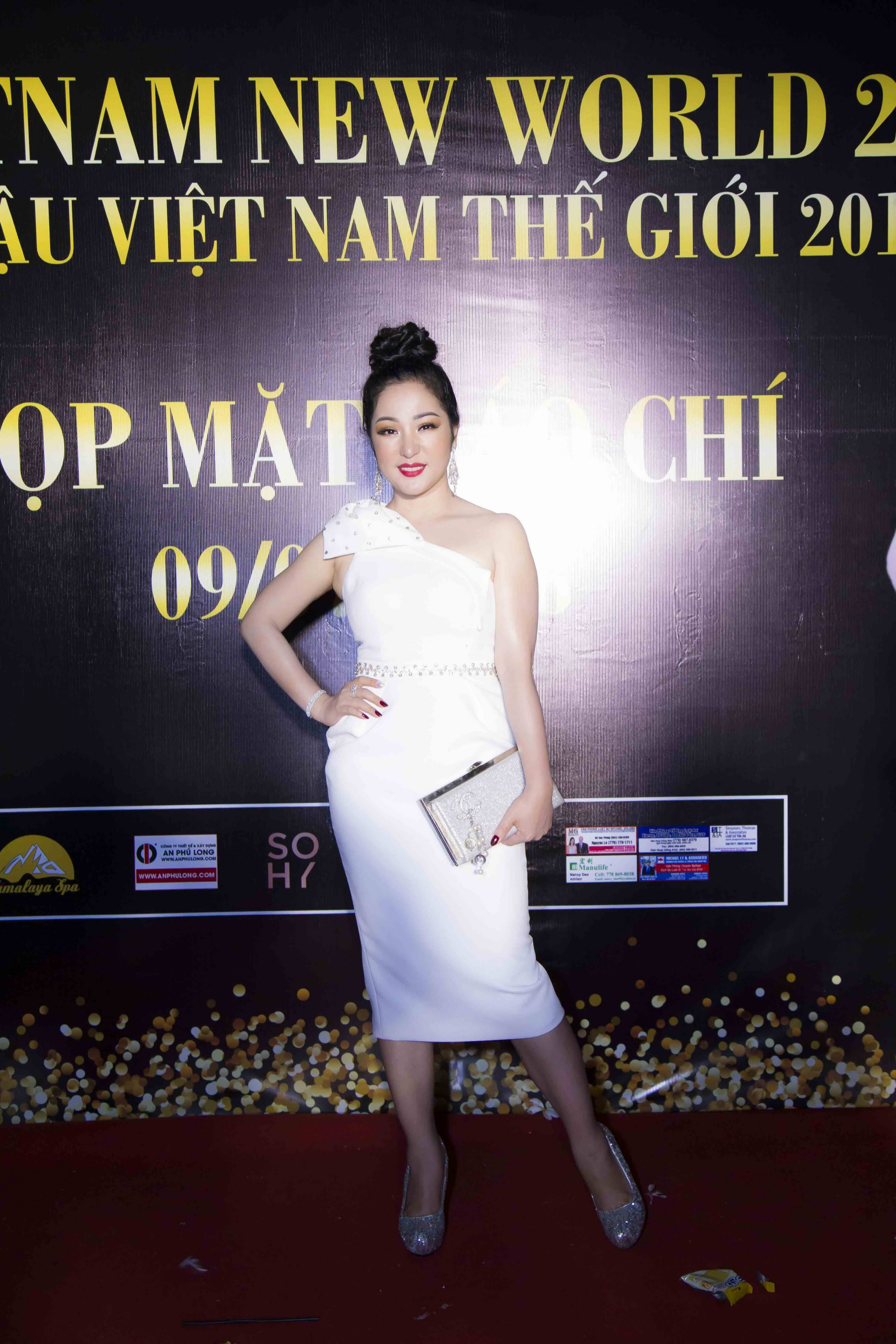 BTC cuộc thi Ms Vietnam New World 2018 vừa tổ chức buổi công bố cuộc thi, giới thiệu dàn giám khảo, khách mời với sự hiện diện của nhiều tên tuổi trong giới giải trí. Danh hài Thúy Nga diện chiếc đầm lệch vai trắng gợi cảm đem đến tiếng cười cho khách mời trong suốt sự kiện.